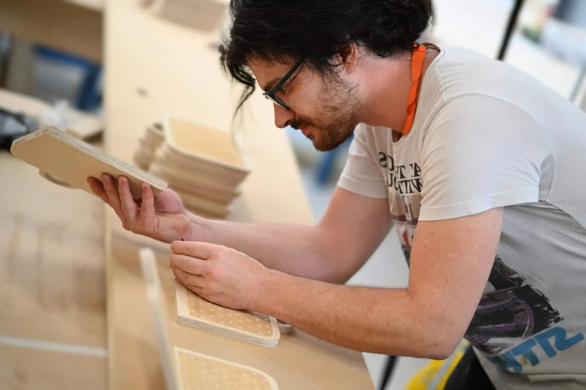 adrian-bauduin-ébéniste-créateur-de-trophées-sur-mesure