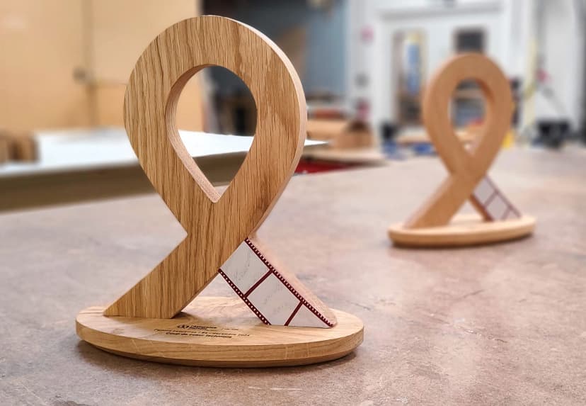 trophee-artistique-bois-grave-incrustation